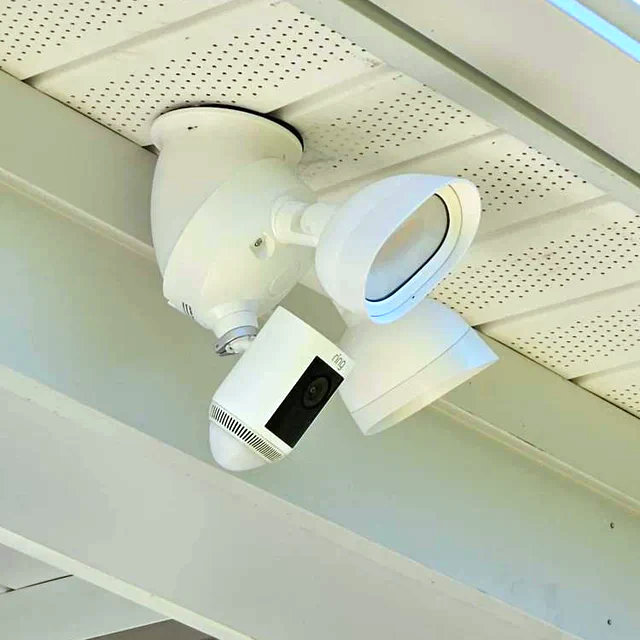 Ring floodlight cam clearance under eave mount