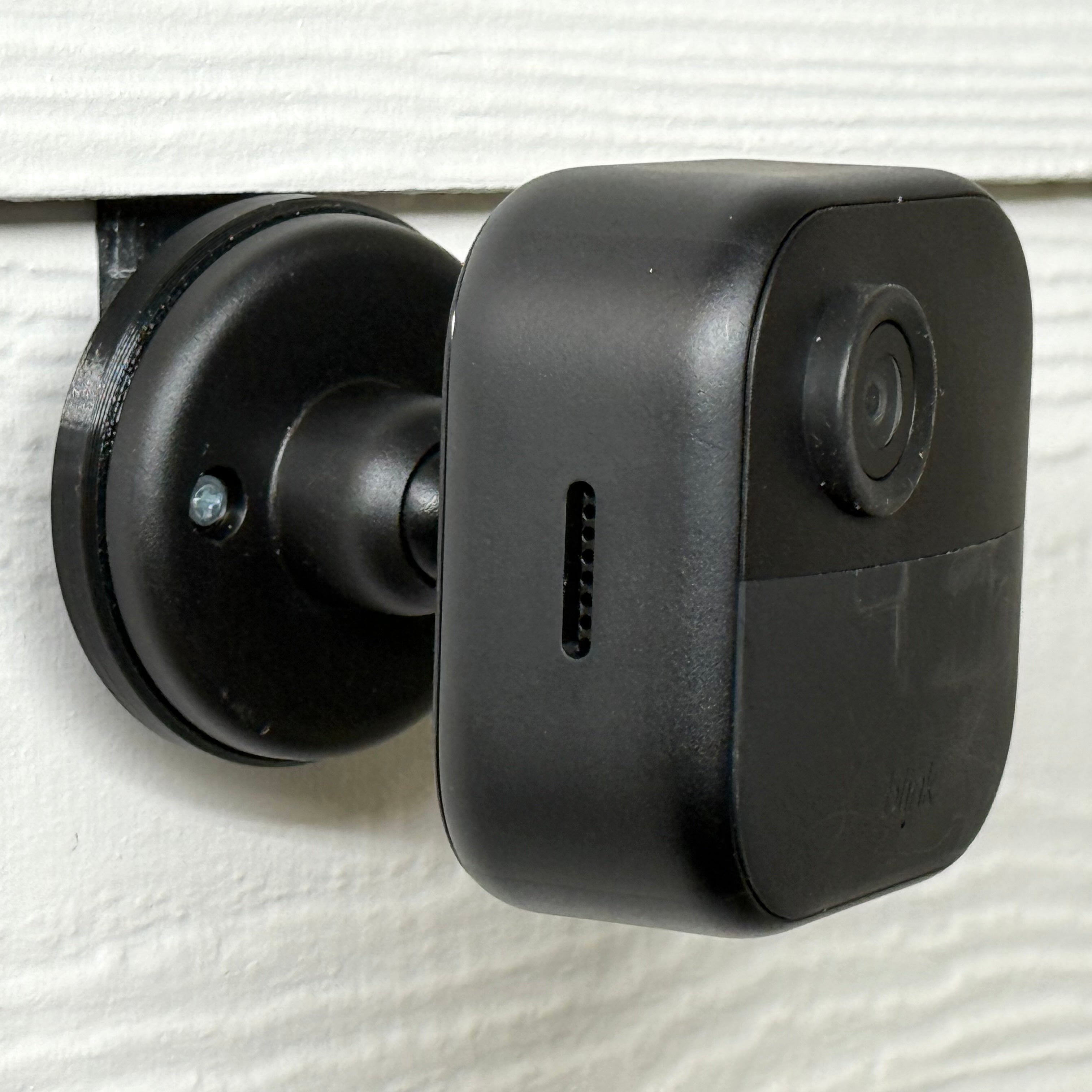 Blink Outdoor Cam attached to Hardiplank Siding using a Clip Mount