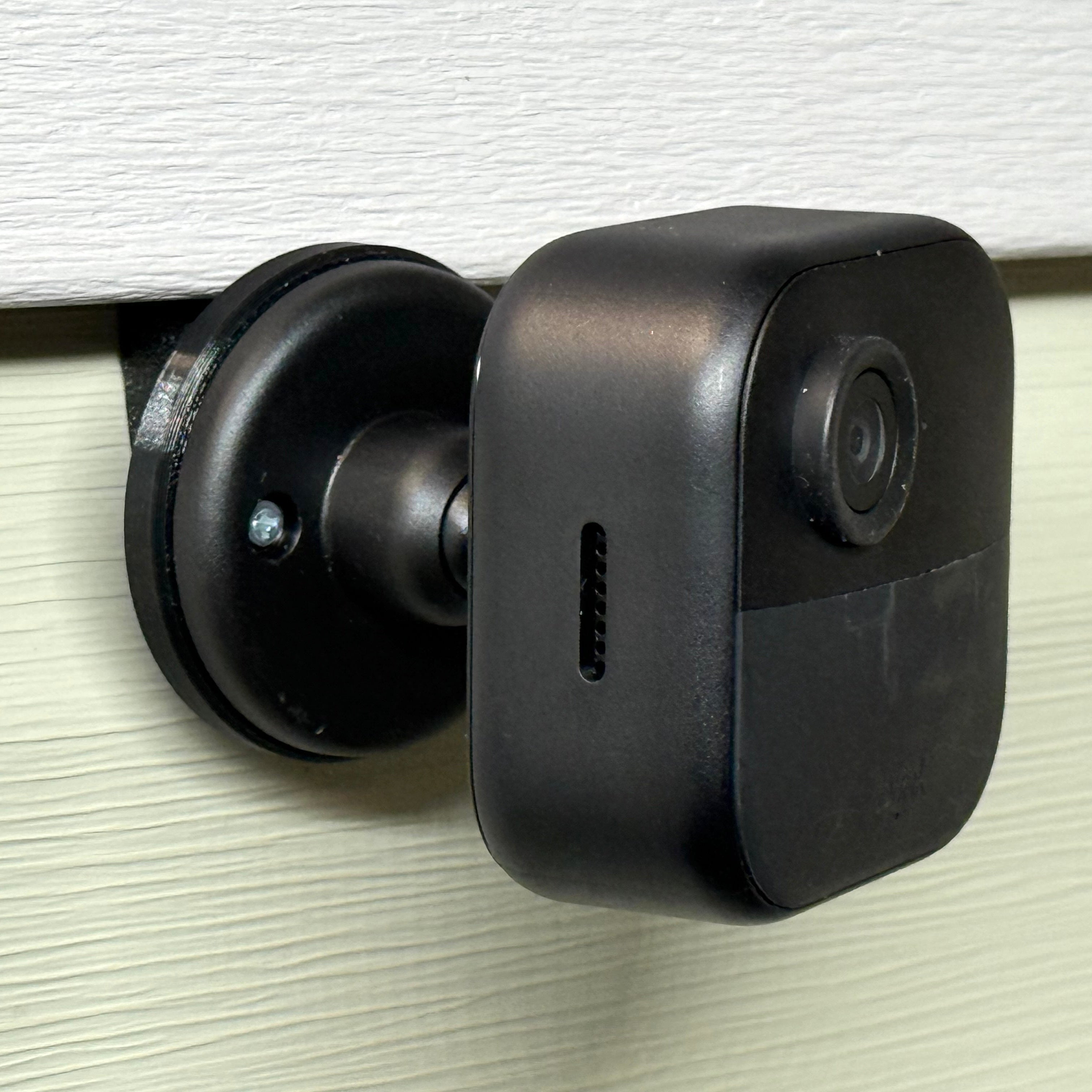Blink Outdoor Cam attached to Traditional Vinyl Siding using a Clip Mount