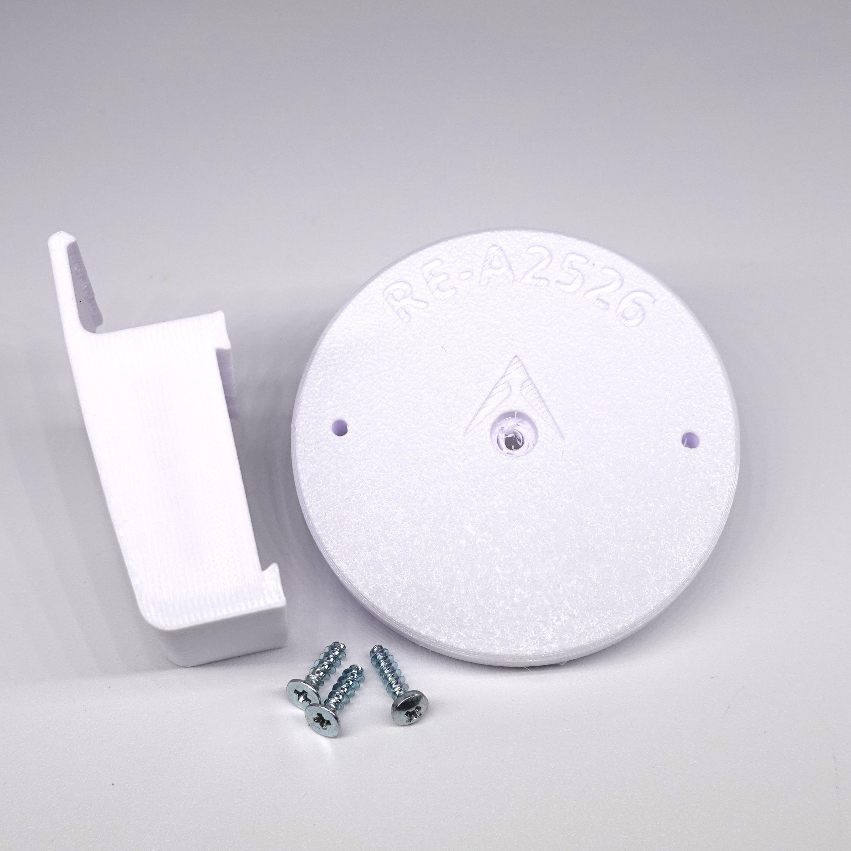 Traditional vinyl siding clip mount for Reolink security camera.