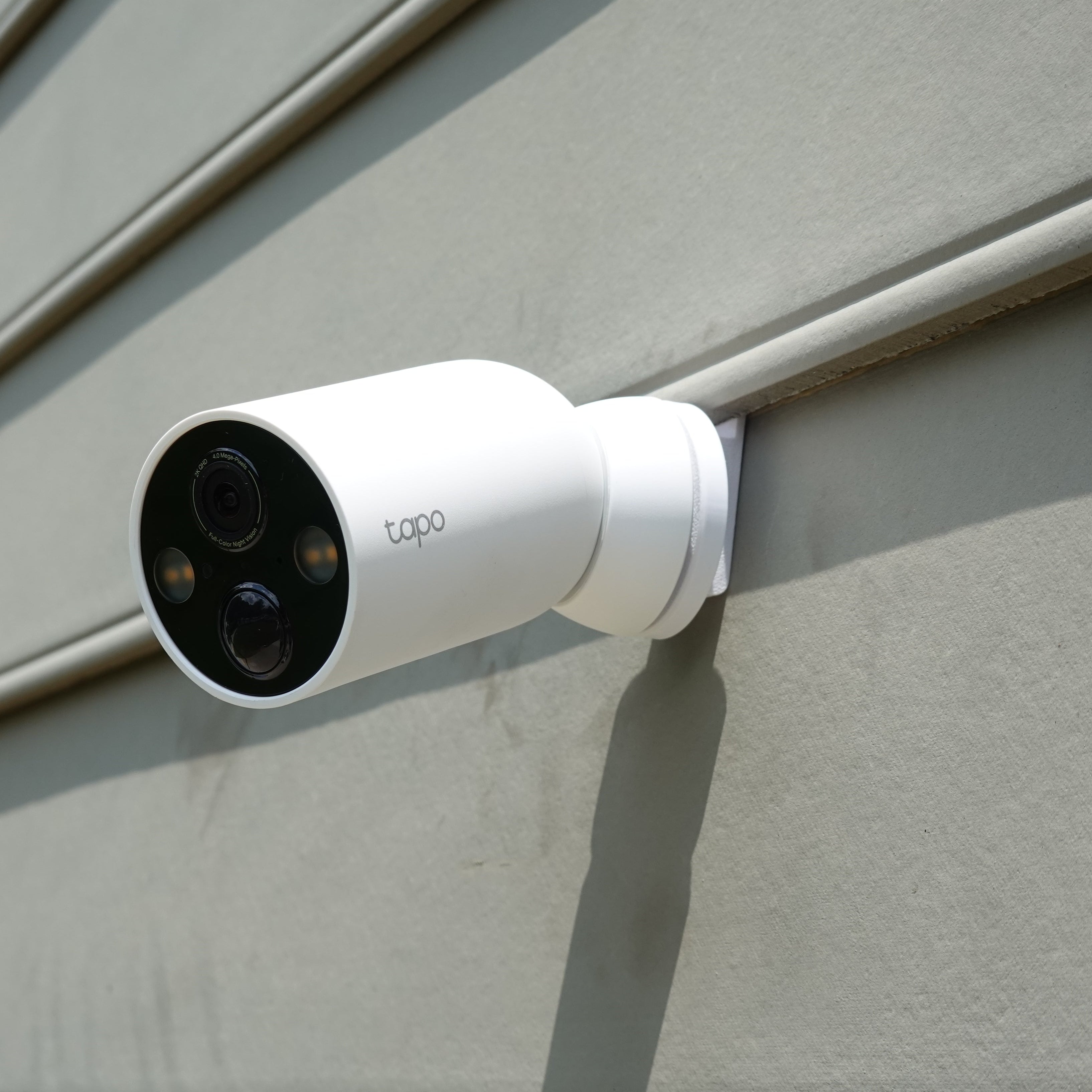 3D-printed vinyl siding clip for a TP-Link Tapo Mag Cam security camera.