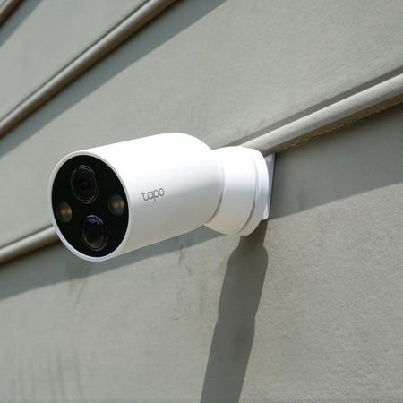 3D-printed vinyl siding clip for a TP-Link Tapo Mag Cam security camera.
