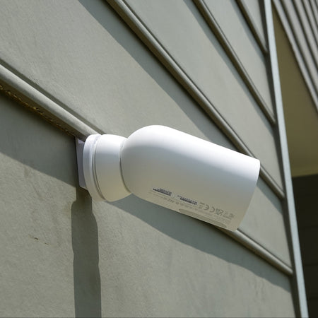3D-printed vinyl siding clip for a TP-Link Tapo Mag Cam security camera.